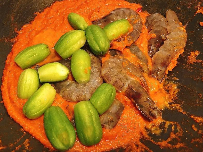  Prawn and belimbing in sambal