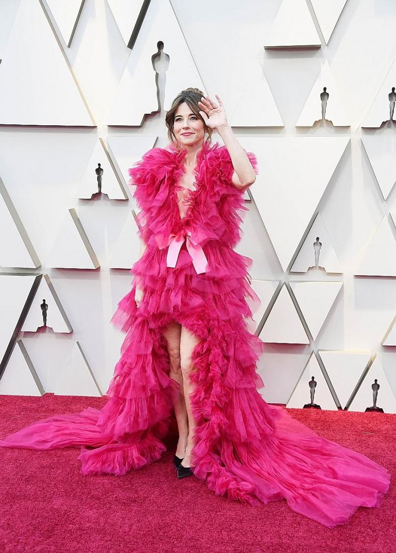 Emma Stone slinks to success at Oscar red carpet