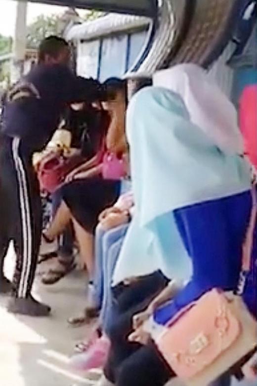 Video of M&#039;sia man slapping  woman for not using headscarf goes viral