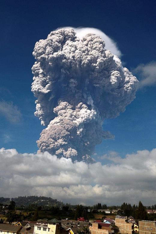 Indonesia’s Mt Sinabung spews massive smoke and ash