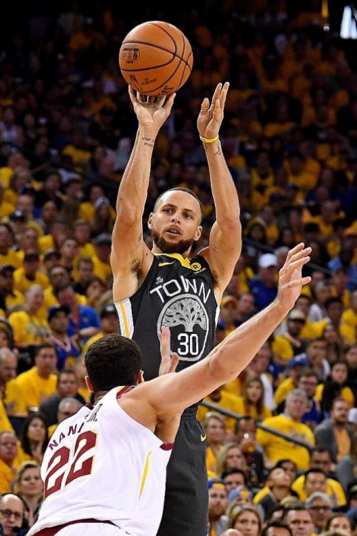 Curry focused on short-term goal after long-range heroics