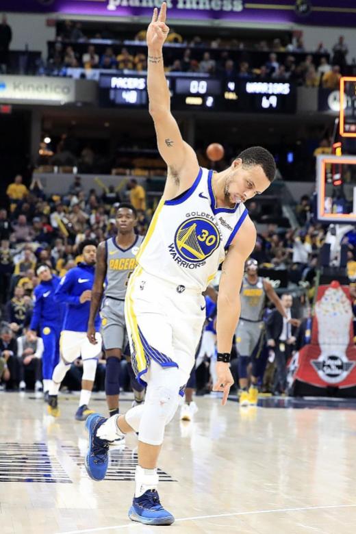 Curry sizzles as Warriors rout Pacers 