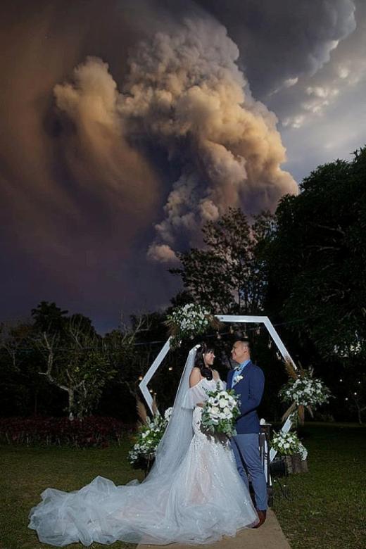 Wedding goes on despite Taal volcano eruption