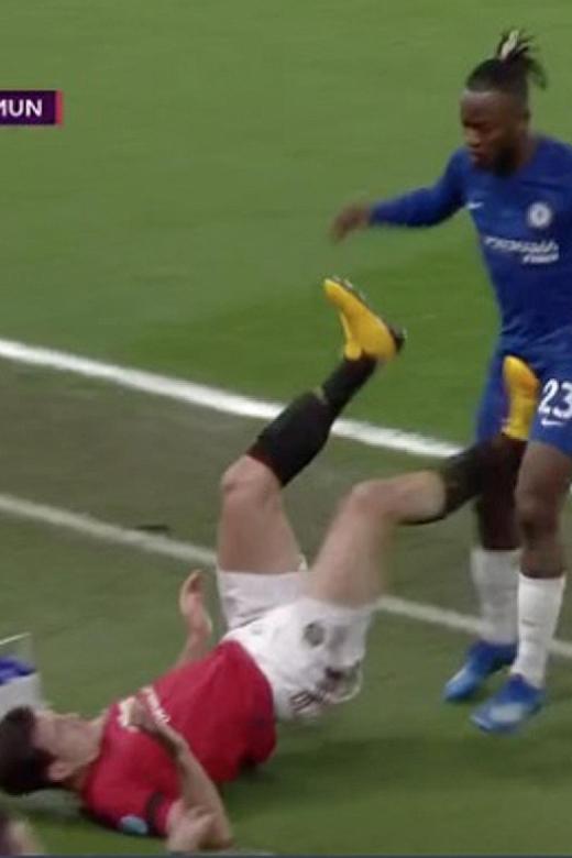 Harry Maguire lucky not to see red, say pundits and ex-Fifa referee