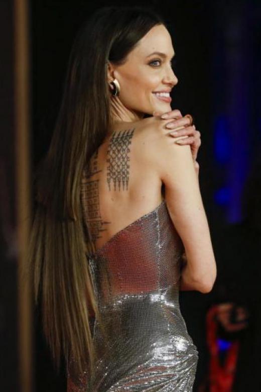 Angelina Jolie's hair extension malfunction goes viral