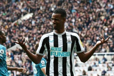 Rampant Newcastle United hit Tottenham Hotspur for six to go third in EPL