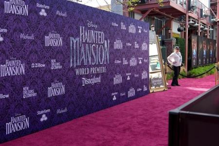 Haunted Mansion, a premiere without stars as strike bites