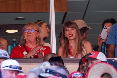 Taylor Swift turns out for Chiefs game, stoking Kelce romance rumours