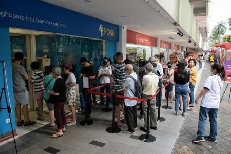 Long queues for new notes ahead of Chinese New Year   