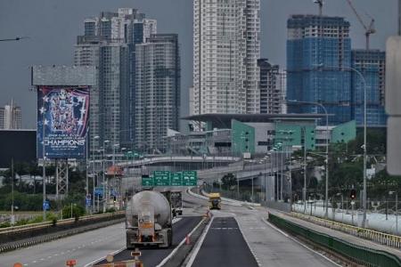 Shortage of Touch 'n Go cards irks travellers driving into Johor