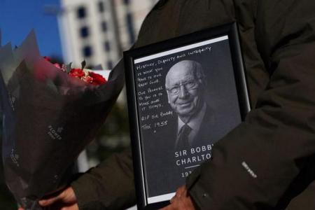 Fans pay tribute to Bobby Charlton at Old Trafford