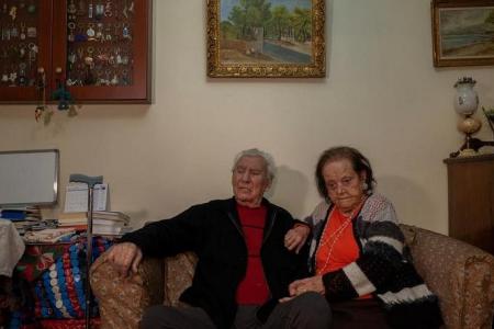 Greek grandma, 93, knits scarves for children in need