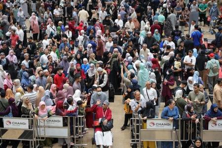 More than 100 haj pilgrims from S’pore stranded in plane for hours before being told to go home