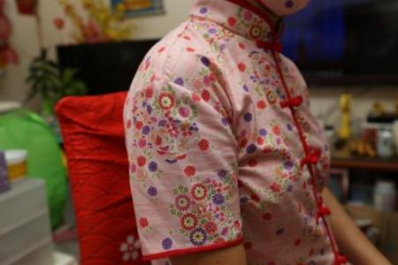 Showing their heart for poor seniors by sewing them new clothes for CNY