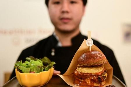 Thai pop-up wins fans with crunchless cricket burgers