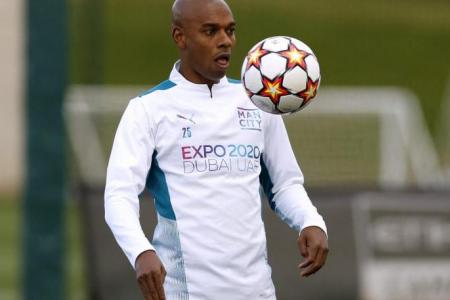 Fernandinho backs young Man City defenders to step up