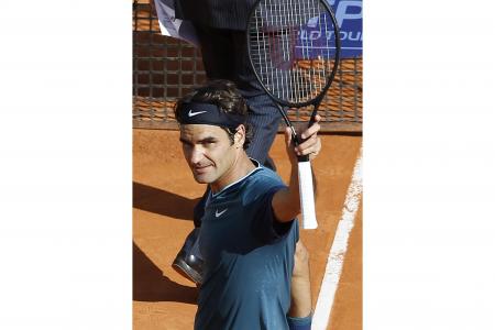 Federer ousts injured Djokovic