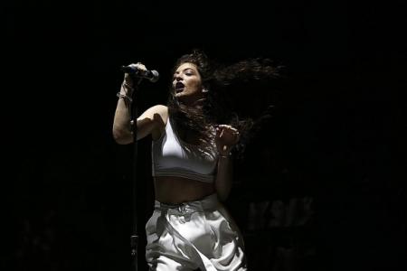 Illness spoils “Royals” singer  Lorde’s Australian tour