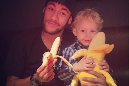 World goes bananas in support of Alves (list photos)