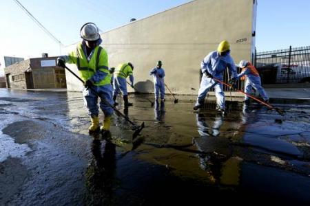 38,000 litres of crude oil cover LA streets