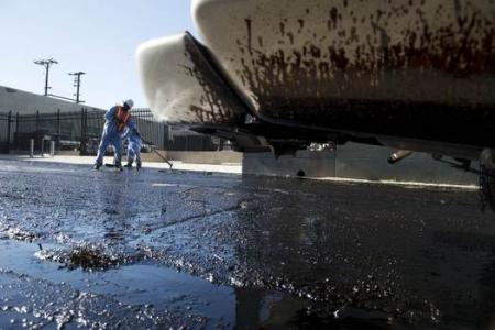38,000 litres of crude oil cover LA streets