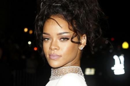 Rihanna makes fun of fan wearing "bat" prom dress