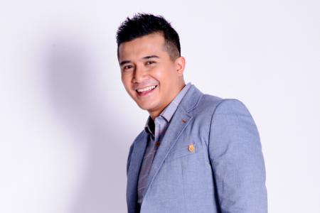 Aaron Aziz takes home Best Actor, Most Popular Artiste in M'sia