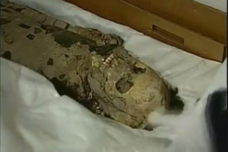 Students dig up 7,000-year-old mummy
