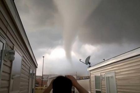 Man films tornado as it APPROACHES him