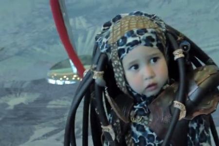 Kid cosplays as Predator and it's the cutest thing ever