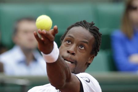 What an athlete! Watch flying Frenchman Monfils' airborne drama