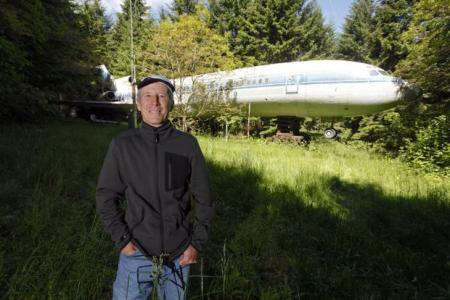 Man lives in a plane in the woods of Oregon, US