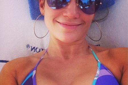 Celebs post sexy bikini selfies
