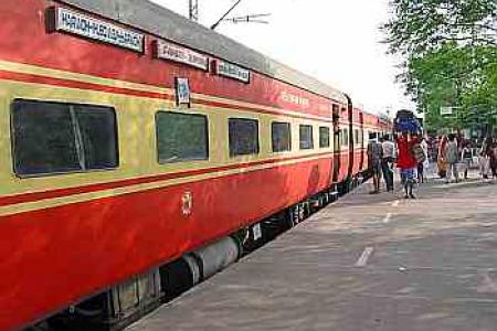 Train derails in India, killing 4