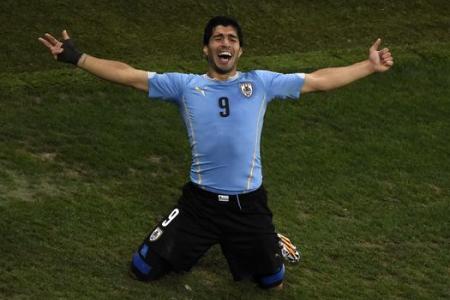 Uruguayans, president included, back Suarez
