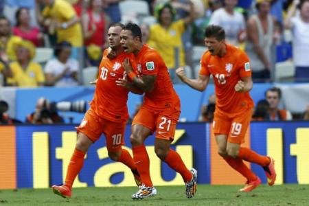 Netherlands scores two late goals to send Mexico home