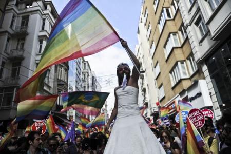 Tens of thousands turn out for Istanbul Gay Pride parade 