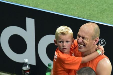 Robben consoles son after Holland lose