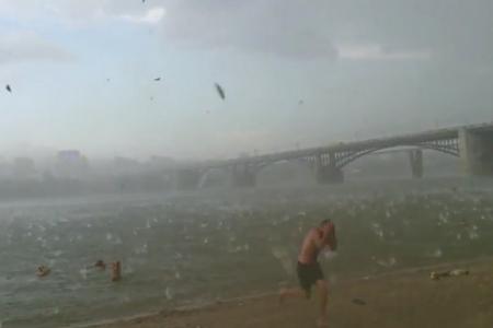 (Video) Hailstorm sends Siberian beachgoers fleeing in terror
