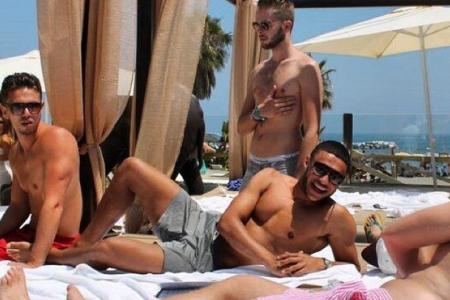 Oxlade-Chamberlain relaxes in Spain as Arsenal return to training
