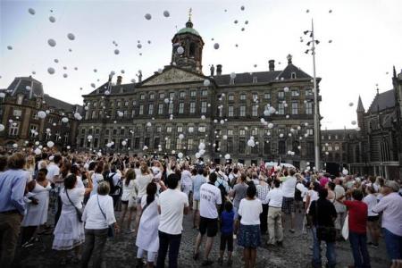 Amsterdammers dress in white and march for MH17 
