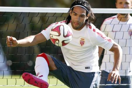 Falcao tries his hand at baseball and almost takes someone's head off