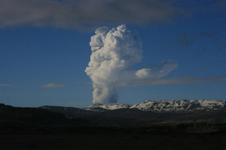  Iceland raises alert at one of its largest active volcanoes