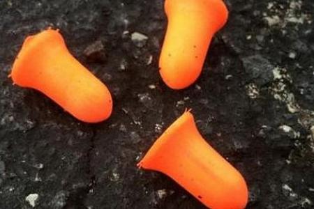 Reporter mocked on Twitter for mistaking earplugs for rubber bullets