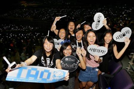  Korean boy band EXO wows at concert here