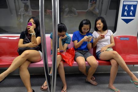 Beat the addiction! Women in university spend 10 hours a day on their phones