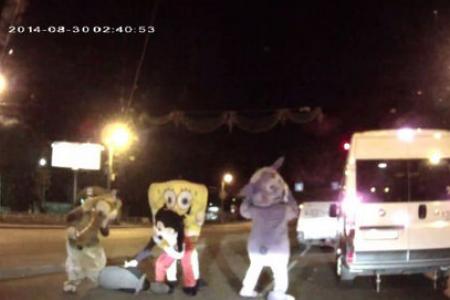 Spongebob Squarepants and Mickey Mouse start a road rage brawl