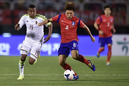 Veteran striker Lee stars in South Korea's win over Venezuela