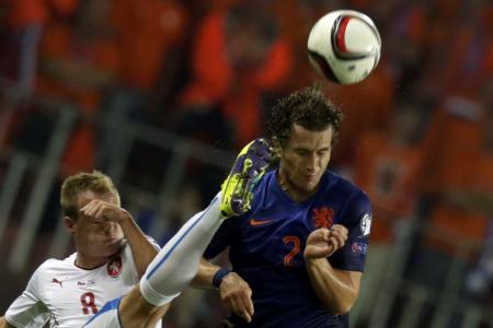 Holland struggle without Robben and van Gaal