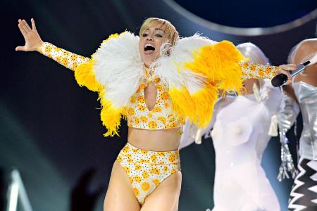 Mexico wants Miley Cyrus to be fined for letting dancer spank her with Mexican flag